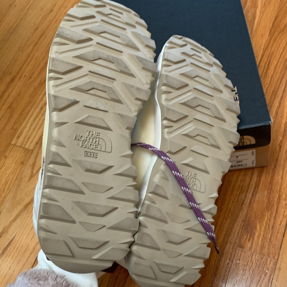 ⚡️Women’s north face future lights! - Picture 6 of 6